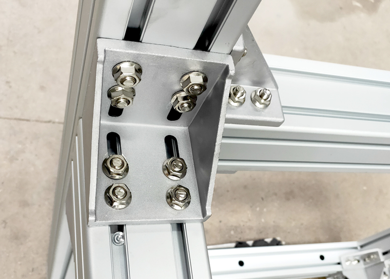 鋁合金型材在經(jīng)過加工后主要都是用來安裝成鋁框架的，這樣的鋁框架在生活中已經(jīng)到處可見了。像一些白板架、貨架、吸煙亭等等都是用鋁型材加工安裝的，非常美觀大方。本文我們要討論的是鋁型材連接方式對(duì)鋁型材報(bào)價(jià)的影響。